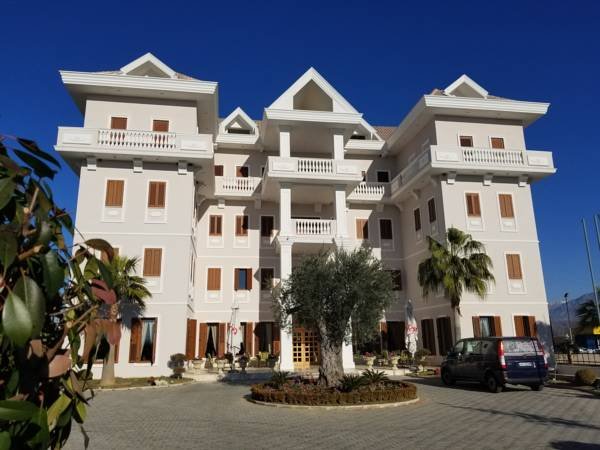 FRONT VILA ZEUS HOTEL.jpg FRONT VILA ZEUS HOTEL.jpg
