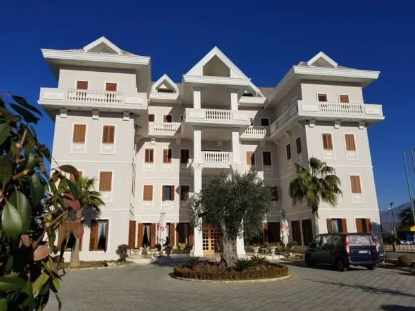 FRONT VILA ZEUS HOTEL.webp FRONT VILA ZEUS HOTEL.webp