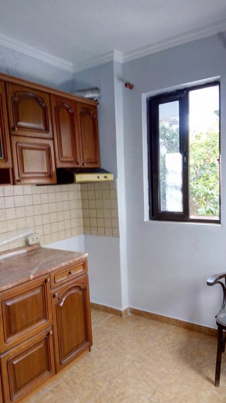 Tirane,Shitet Kati I Shtëpi/Ndërtesë 2-kate,me oborr, tip2+1+kuzhinë+verandë, sip110m², Cmimi 170'000€, në rrugën Ali Visha pranë shkollës 9-Vjeçare O