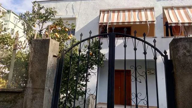 Tirane,Shitet Kati I Shtëpi/Ndërtesë 2-kate,me oborr, tip2+1+kuzhinë+verandë, sip110m², Cmimi 185'000€, në rrugën Ali Visha pranë shkollës 9-Vjeçare Osman Myderizi, 500m nga Liceu-Artistik Tirane