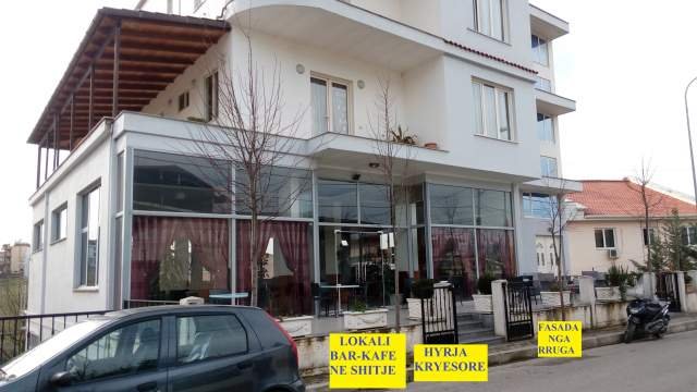 Tiranë-Shitet:Okazion! Njësi Tregtar/Bar-Kafe,Kat I, Ndërtes 4-kat,Sip.230m2, Verand 100m2 Cmim 900 euro/m2, diskutushëm, Rr.Pasho Hysa,400m nga marka