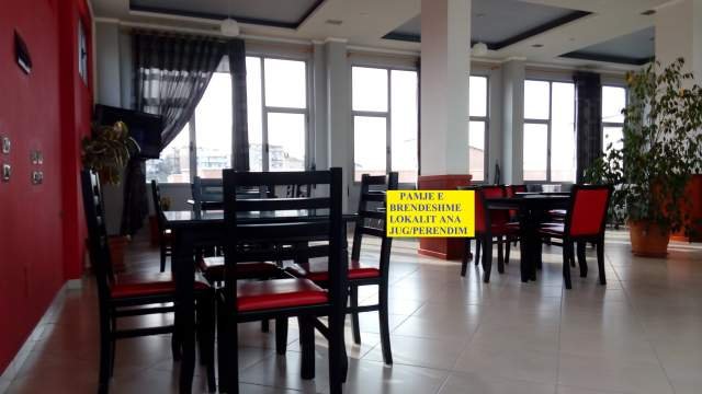 Tiranë-Shitet:Okazion! Njësi Tregtar/Bar-Kafe,Kat I, Ndërtes 4-kat,Sip.230m2, Verand 100m2 Cmim 900 euro/m2, diskutushëm, Rr.Pasho Hysa,400m nga marka