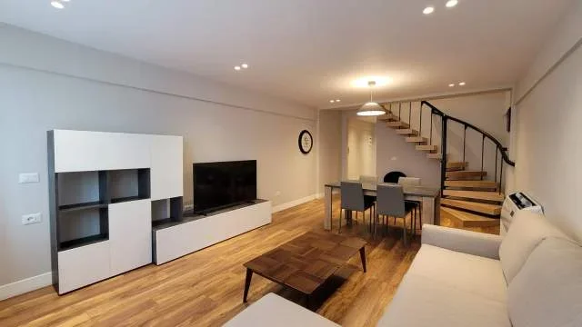 Tirane, jepet me qera apartament duplex 2+1 Kati 4, 100 m² 800 Euro (15 kateshi, Qender)