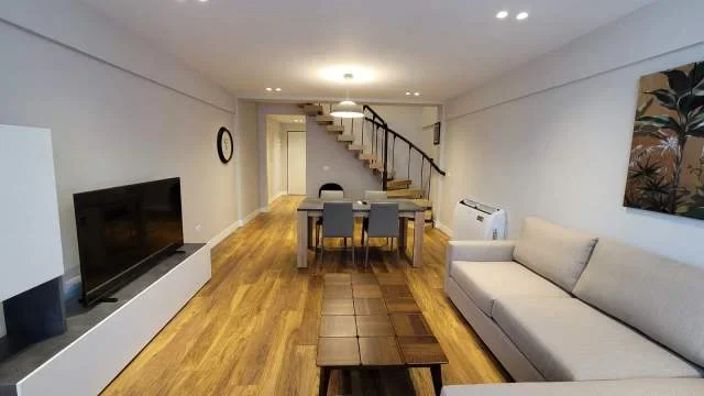 Tirane, jepet me qera apartament duplex 2+1 Kati 4, 100 m² 800 Euro (15 kateshi, Qender)