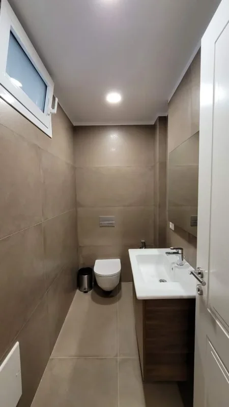 Tirane, jepet me qera apartament duplex 2+1 Kati 4, 100 m² 800 Euro (15 kateshi, Qender)