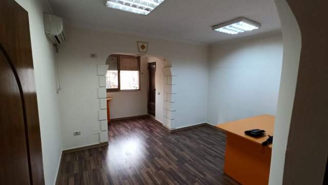 Tirane, jepet me qera apartament 3+1 Kati 1, 550 Euro (Rruga e Durresit)