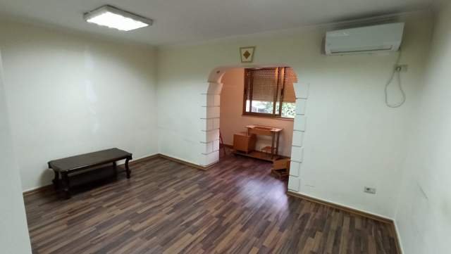 Tirane, jepet me qera apartament 3+1 Kati 1, 550 Euro (Rruga e Durresit)