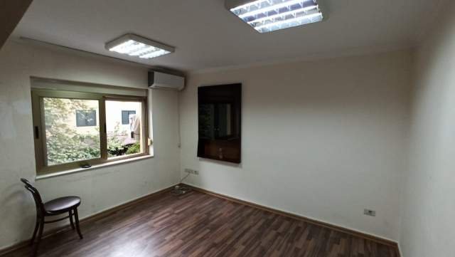 Tirane, jepet me qera apartament 3+1 Kati 1, 550 Euro (Rruga e Durresit)