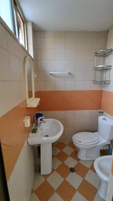 Tirane, jepet me qera apartament 3+1 Kati 1, 550 Euro (Rruga e Durresit)