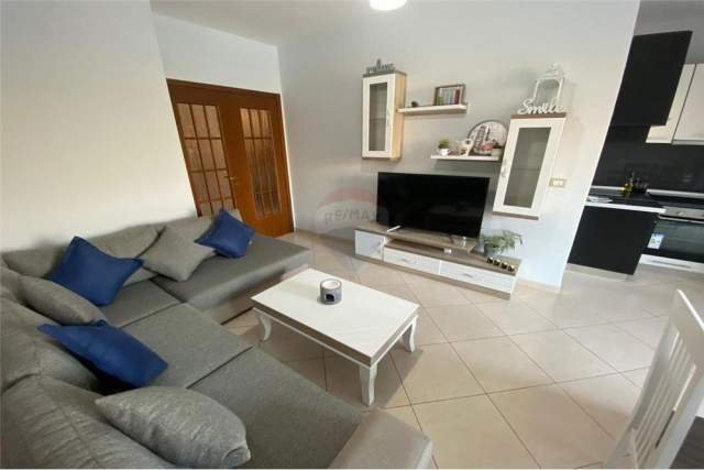 Tirane, jepet me qera apartament 2+1+BLK Kati 3, 102 m² 450 Euro (liqeni i thate)