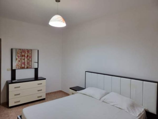 Tirane, jepet me qera apartament 3+1 700 Euro