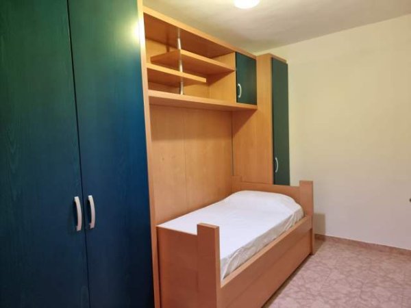 Tirane, jepet me qera apartament 3+1 700 Euro