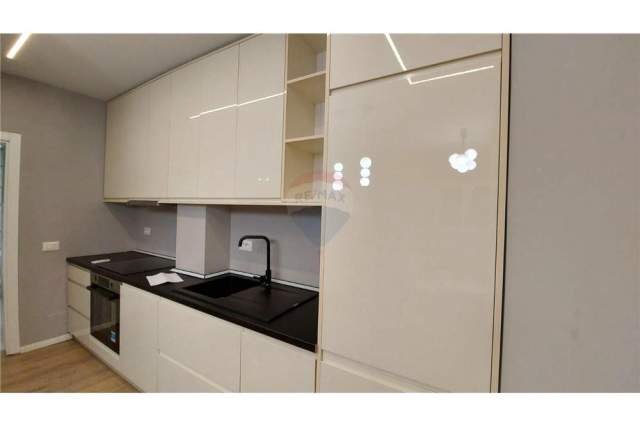 Tirane, jepet me qera apartament 1+1 Kati 1, 62 m² 500 Euro (KOMUNA PARISIT)