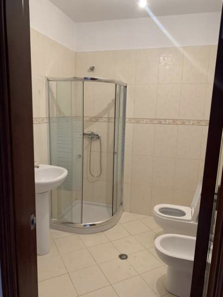Jepet me qera apartament 3+1+Dy BLK + DY BANJO, Kat 7, 164 m² 400 Euro/ muaj (Rruga ura ngjit me rajonin policise nr 4)