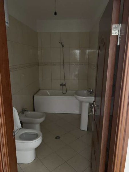 Jepet me qera apartament 3+1+Dy BLK + DY BANJO, Kat 7, 164 m² 400 Euro/ muaj (Rruga ura ngjit me rajonin policise nr 4)
