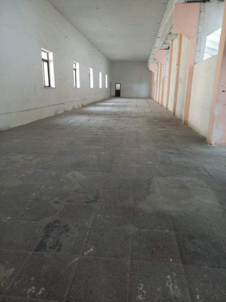 Tirane, jepet me qera Kapanon ne katin 0, me siperfaqe,250 m², 600 € (Sheshi Garibaldi, Kombinati Tekstil)