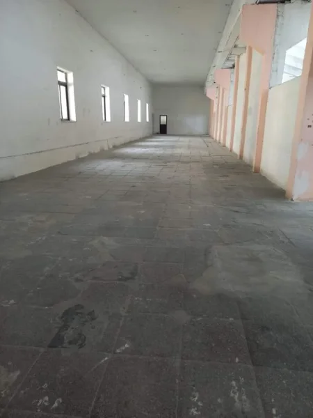 Tirane, jepet me qera Kapanon ne katin 0, me siperfaqe,250 m², 600 € (Sheshi Garibaldi, Kombinati Tekstil)