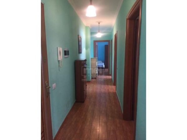 Tirane, jepet me qera zyre Kati 4, 100 m² 450 Euro (21 Dhjetori)