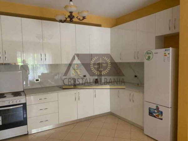 Tirane, jepet me qera apartament 2+1+BLK Kati 2, 104 m² 400 Euro (rruga gjon buzuku)