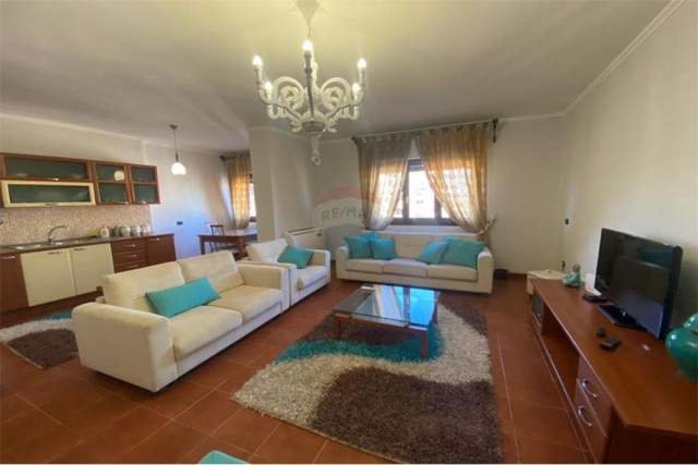 Tirane, jepet me qera apartament 2+1 Kati 10, 124 m² 550 Euro (komuna parisit)