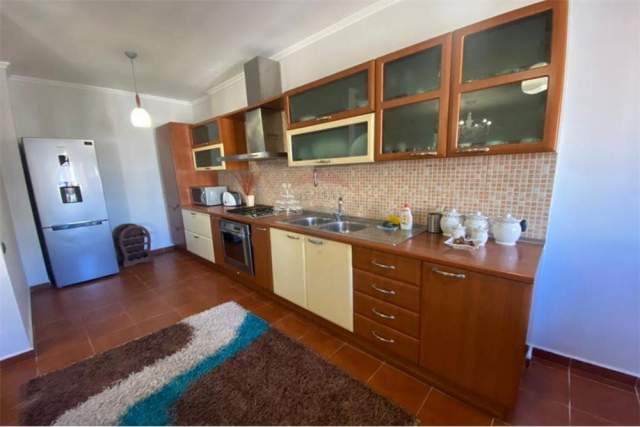 Tirane, jepet me qera apartament 2+1 Kati 10, 124 m² 550 Euro (komuna parisit)