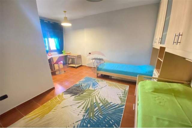 Tirane, jepet me qera apartament 2+1 Kati 10, 124 m² 550 Euro (komuna parisit)