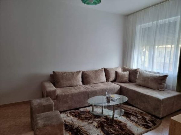 Tirane, jepet me qera apartament 3+1 700 Euro