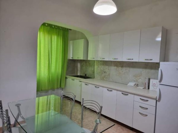 Tirane, jepet me qera apartament 3+1 700 Euro