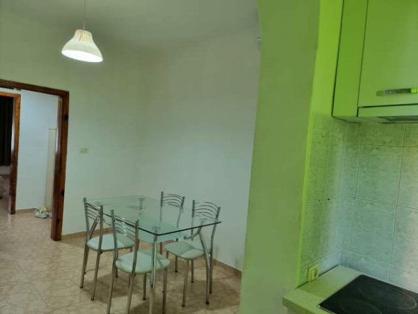 Tirane, jepet me qera apartament 3+1 700 Euro