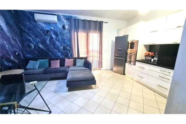 Tirane, jepet me qera apartament 2+1 Kati 3, 110 m² 550 Euro (kopshti zologjik)