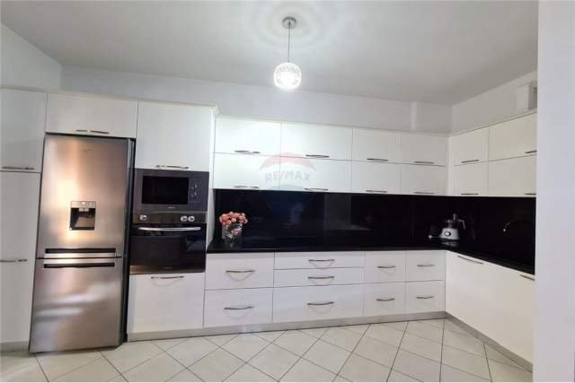Tirane, jepet me qera apartament 2+1 Kati 3, 110 m² 550 Euro (kopshti zologjik)