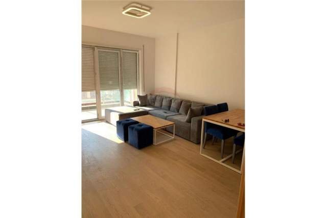 Tirane, jepet me qera apartament Kati 4, 70 m² 400 Euro (VILAT GJERMANE)