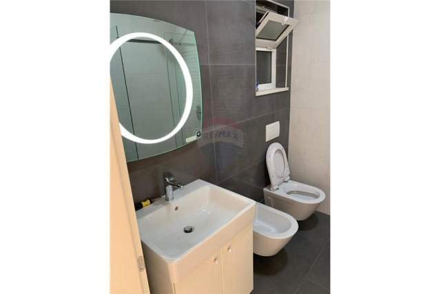 Tirane, jepet me qera apartament Kati 4, 70 m² 400 Euro (VILAT GJERMANE)