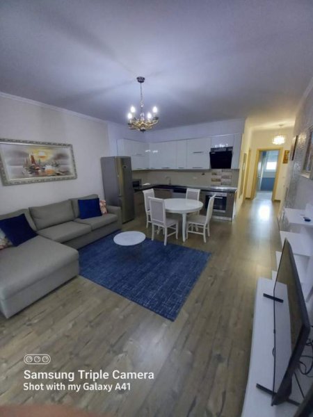 Tirane, jepet me qera apartament 2+1 500 Euro