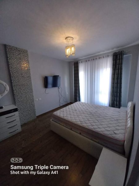 Tirane, jepet me qera apartament 2+1 500 Euro