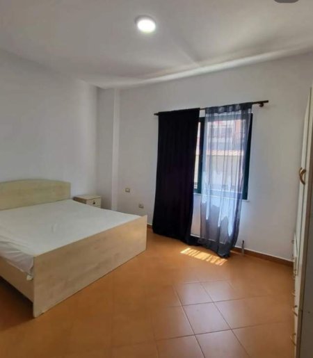 Tirane, jepet me qera apartament 3+1+BLK Kati 2, 175 m² 500 Euro (komuna e parisit)