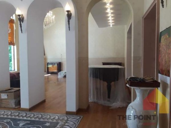 Tirane, jepet me qera Vile 2 Katshe Kati 2, 670 m² 5.000 Euro (Rruga Hafiz Ibrahim Daliu)