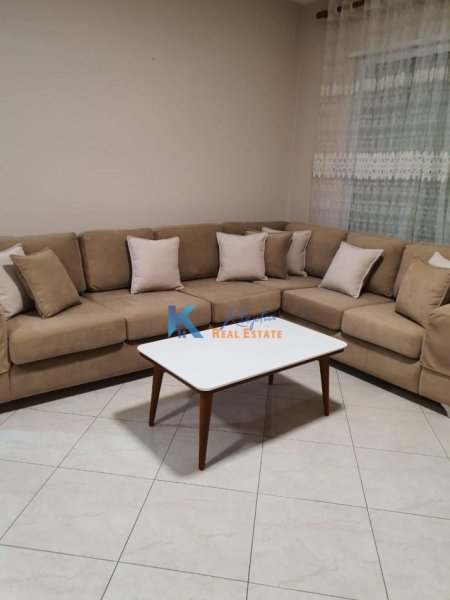 Tirane, jap me qera apartament 2+1+Ballkon Kati 4, 100 m² (Rruga e Kavajes)