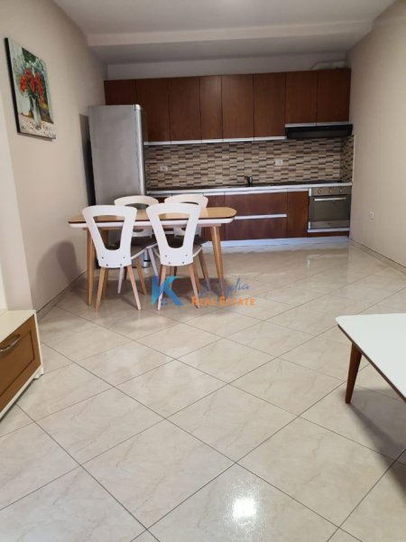 Tirane, jap me qera apartament 2+1+Ballkon Kati 4, 100 m² (Rruga e Kavajes)
