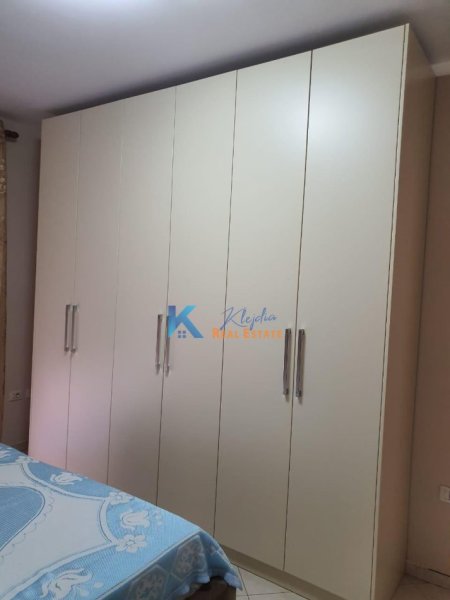Tirane, jap me qera apartament 2+1+Ballkon Kati 4, 100 m² (Rruga e Kavajes)
