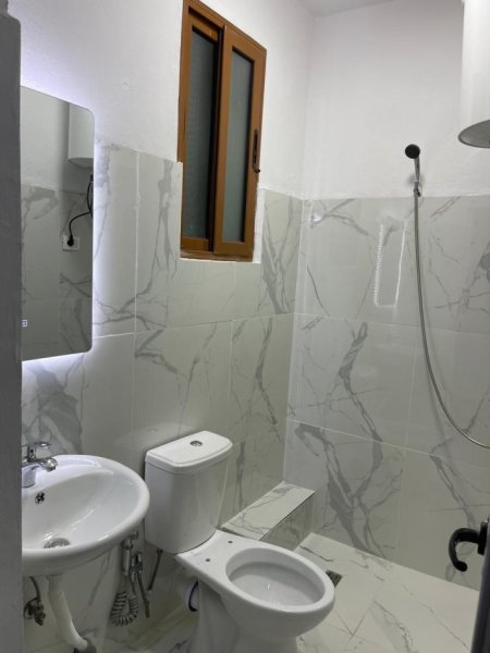 Tirane, jepet me qera garsonier 1+1 Kati 2, 40 m² 320 € (Loni Ligori)