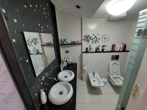 Tirane, shes Apartament 2+1+2+Verande  Kati 5, 133 m² OKAZION 210.000 € (Rezidenca Kodra e Diellit)