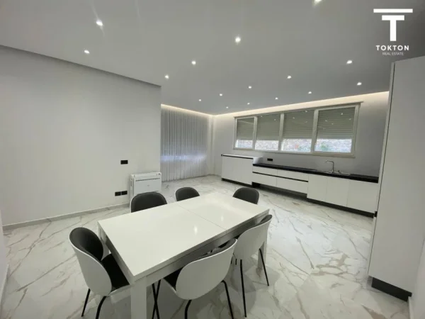 Tirane, jepet me qera apartament 4+1 Kati 3, 350 m² 3.000 € (TEG) TT 927