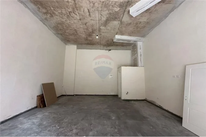 Tirane, jepet me qera dyqan Kati 1, 32 m² 320 € 