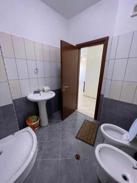 Durres, jepet me qera apartament 3+1+Ballkon Kati 5, 120 m² 400 € (Shkembi Kavajes,Durres)