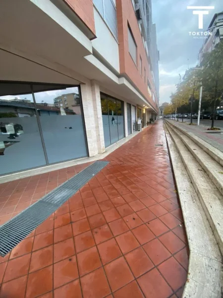 Tirane, shitet ambjent biznesi , 83 m² 250.000 € (Kompleksi Orion) TT 433