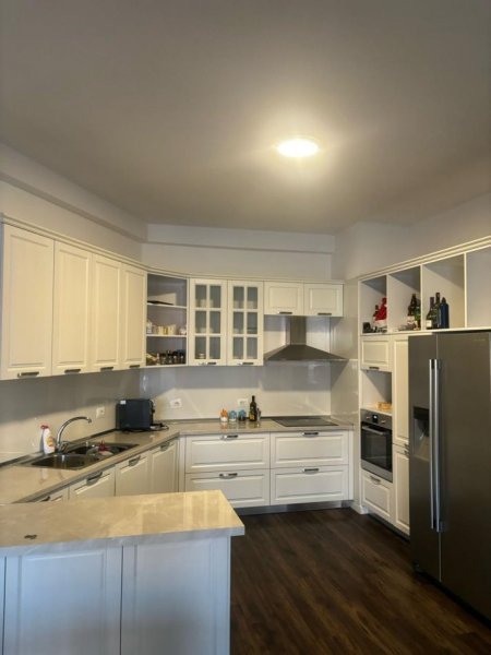 Tirane, jepet me qera zyre Kati 4, 172 m² 1.000 € (Kompleksi Turdiu)