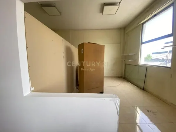 Tirane, jepet me qera ambjent biznesi Kati 2, 800 m² 1.000 € (sauk i ri)