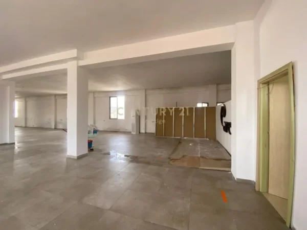 Tirane, jepet me qera ambjent biznesi Kati 2, 800 m² 1.000 € (sauk i ri)