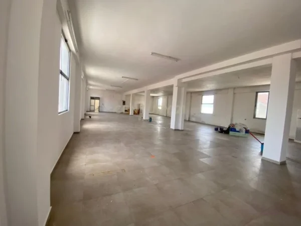 Tirane, jepet me qera ambjent biznesi Kati 2, 800 m² 1.000 € (sauk i ri)